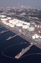 Yokohama refinery leaks oil into Tokyo Bay